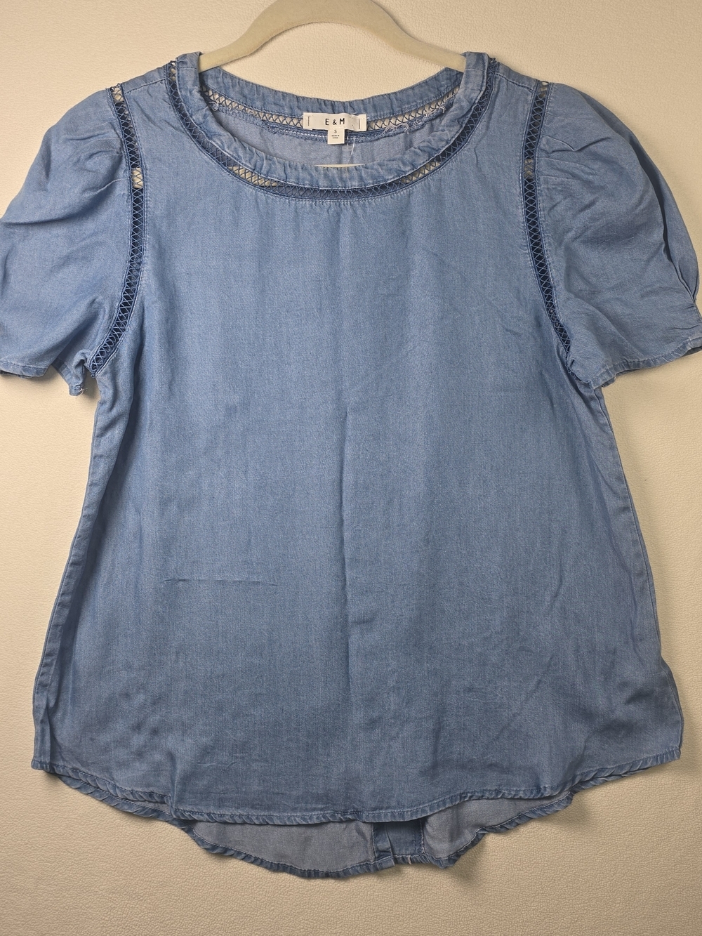 E & M SHORT SLEEVE CHAMBRAY TOP PUFF SLEEVES CURVED HEM LADDER LACE TRIM SMALL
